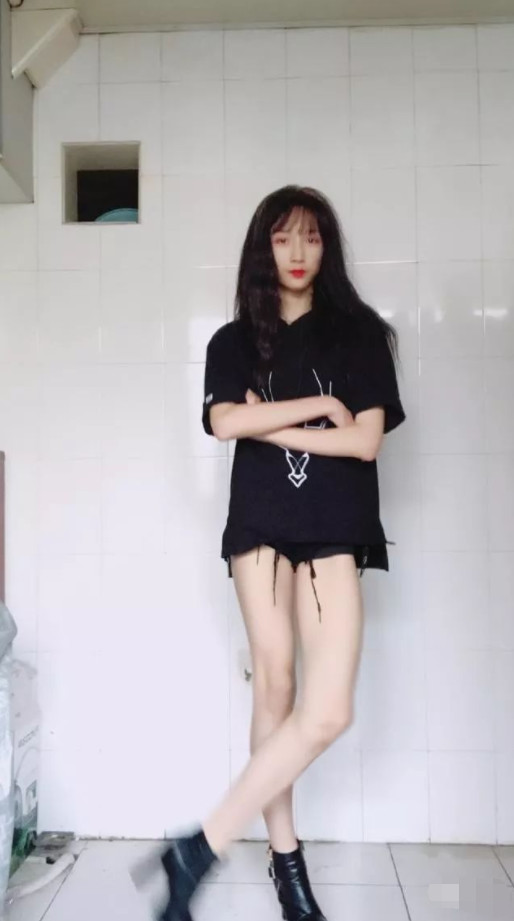 女装大佬艾比放弃超短裙,看她穿上运动装后,网友:我要沦陷了