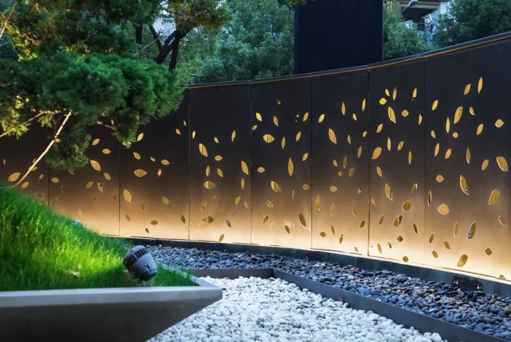 叶片景墙上镂空的叶片在灯光的映衬下轻舞飞扬.