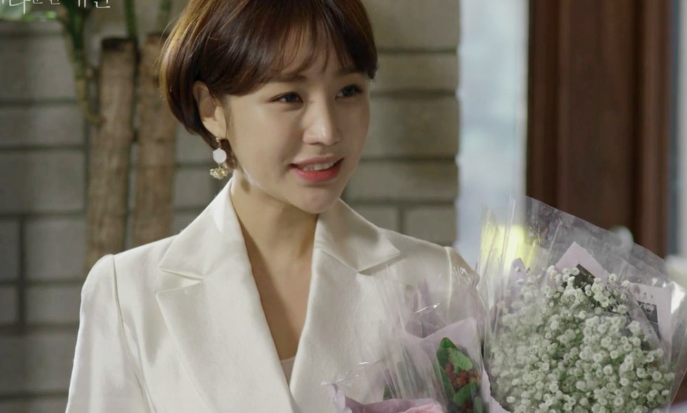 《我唯一的拥护者》中令人讨厌的尹真伊,在剧外可爱的"花微笑"