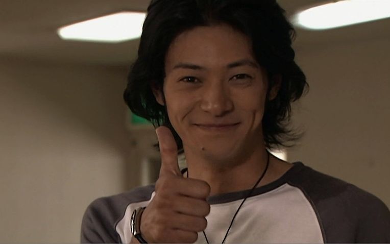 他总是喜欢对人竖起标志性的大拇指和熟悉的笑容