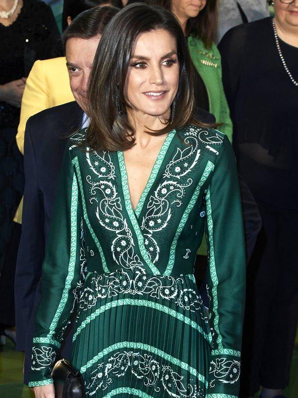 西班牙王后风格大变!绿色深V丝绸裙美翻,10厘