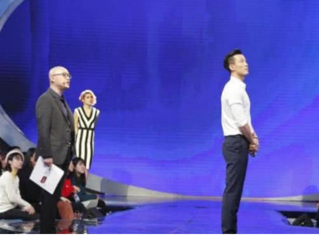 非诚勿扰:富豪装穷相亲,遭全场灭灯,说出身份女