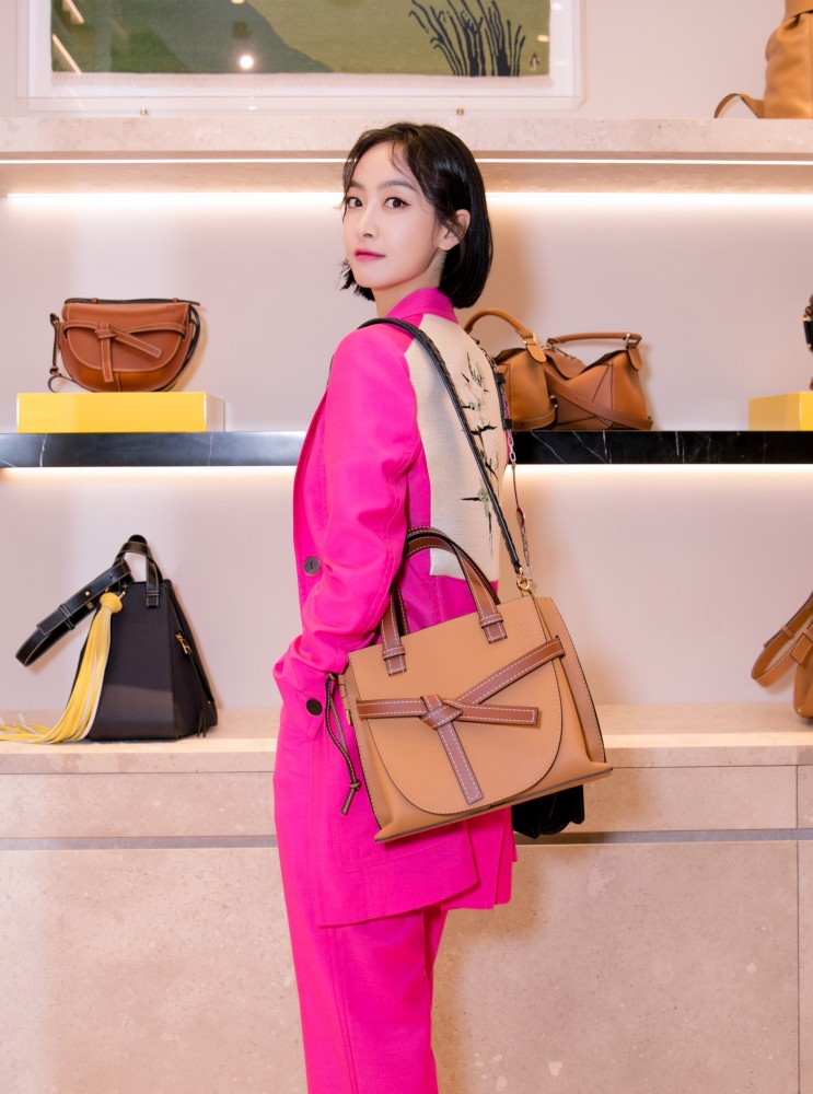 原来宋茜穿粉红色这样好看,短发搭配粉红色外套又酷又甜,真漂亮