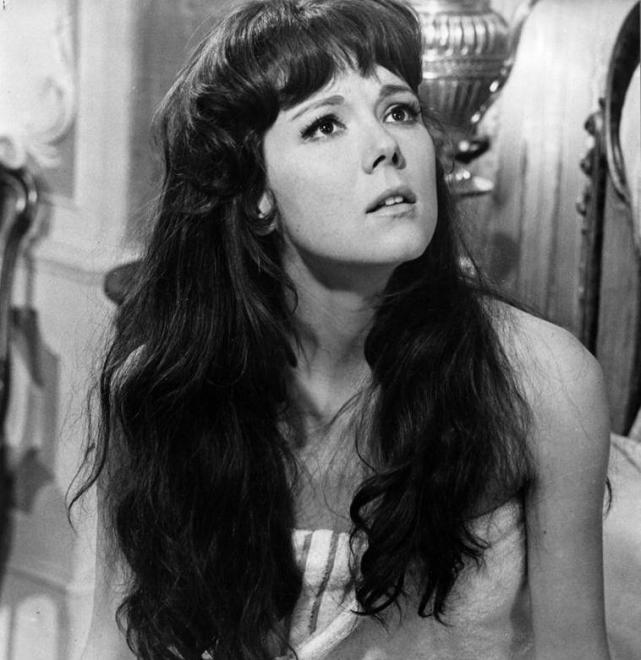 于2011年在《权力的游戏》中饰演"荆棘女王"奥莲娜·雷德温.