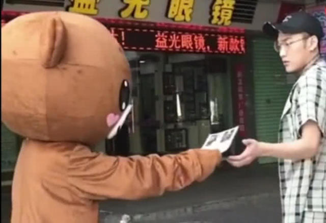 抖音"不接传单就发脾气"的网红熊身份曝光,结果掉90万粉丝!