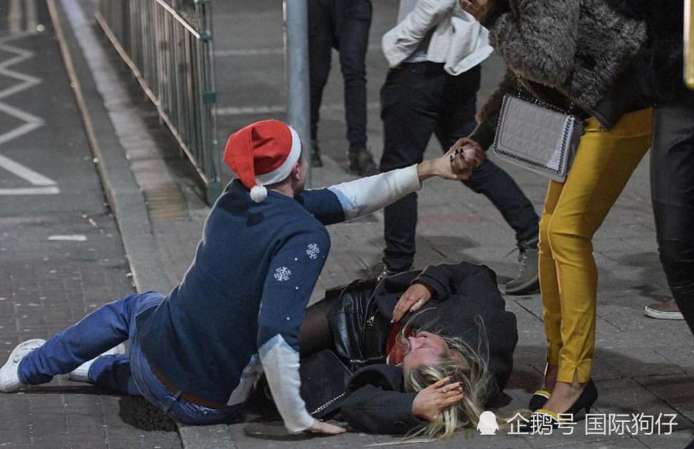 圣诞来临,英国大量年轻男女彻夜买醉后倒在大街上 场面狼狈不堪