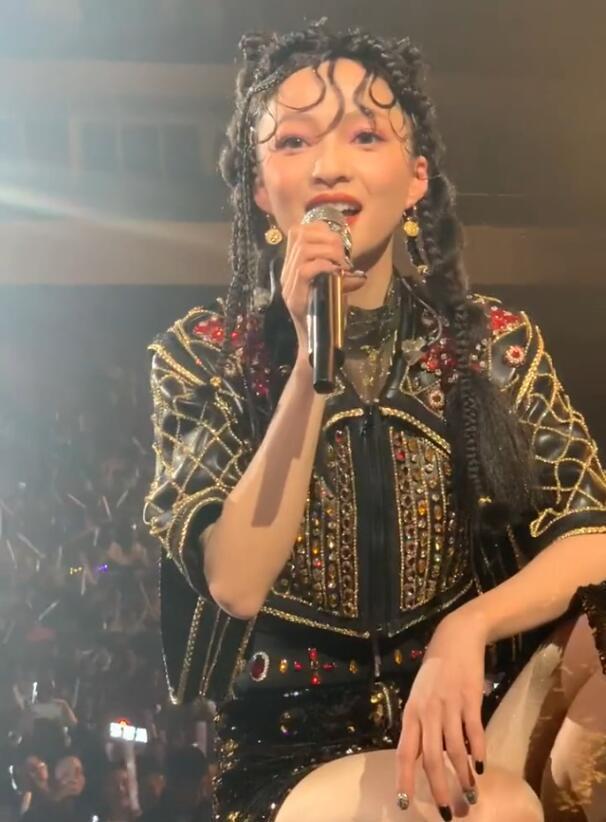 张韶涵演唱会不但遭粉丝调侃,还被网友认成周迅,太坎坷了!