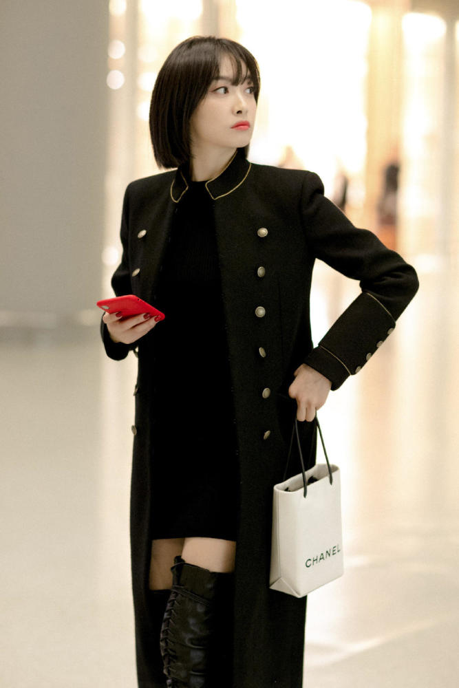 宋茜造型越来越多变 街拍秒变漫画特工美少女