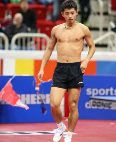 张继科:我4块腹肌!林丹:我6块腹肌!他:等等,