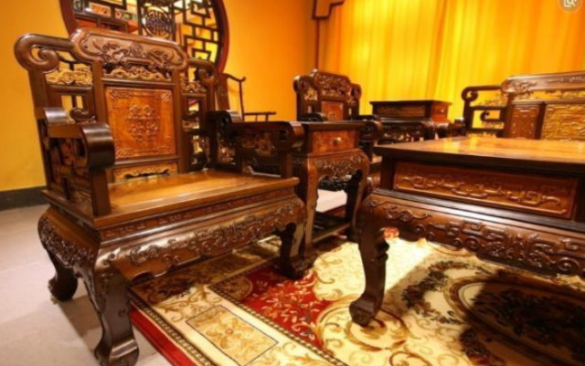 都知道李成儒很有钱，但看到他的四合院和家具才知道啥叫井底之蛙