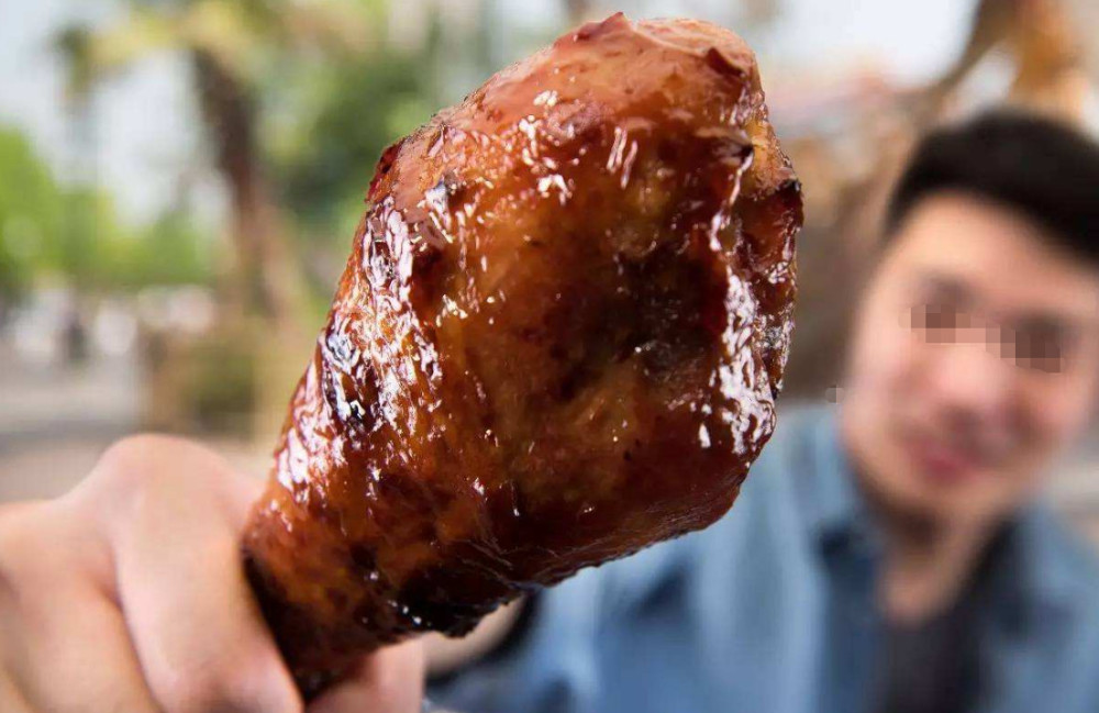 上海迪士尼火鸡腿,80元一只游客哄抢,游客:就它