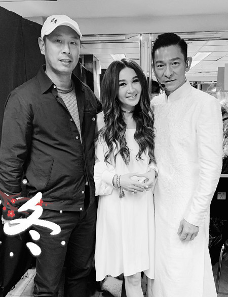 温碧霞晒与刘德华同框照,华仔初显老态她却依旧青春靓丽