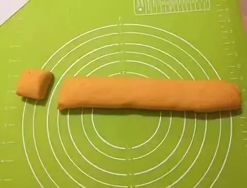 用擀面杖摊开,擀平,自下而上卷起成长条状,用硅胶刀均匀切割成若干面