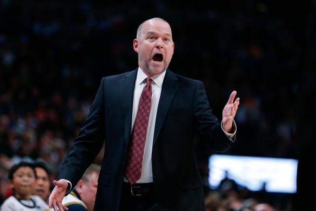 掘金主帅迈克-马龙