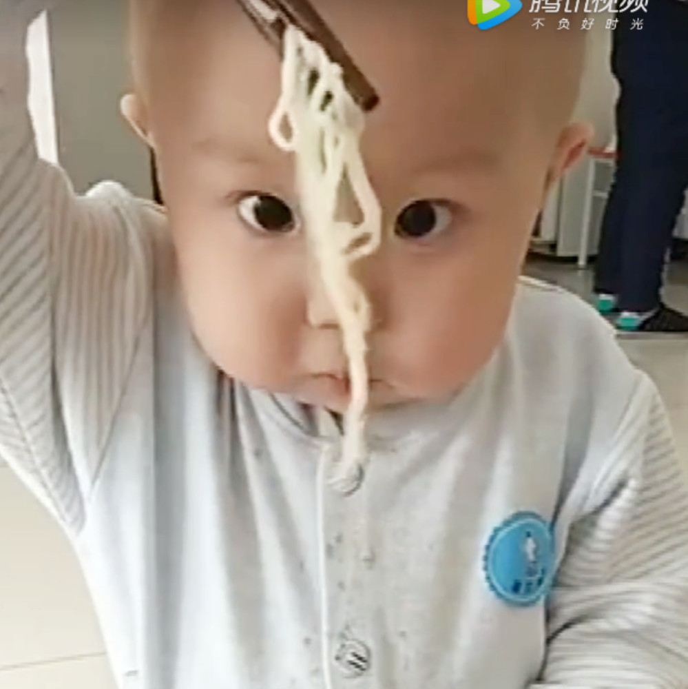 一岁半的宝宝吃面条,样子可爱极了,网友:面条吃