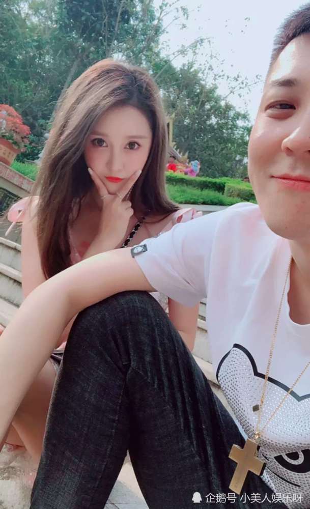 最后一页 这个男的叫"王小国",而旁边的女的叫"王琴"是王小国的新婚