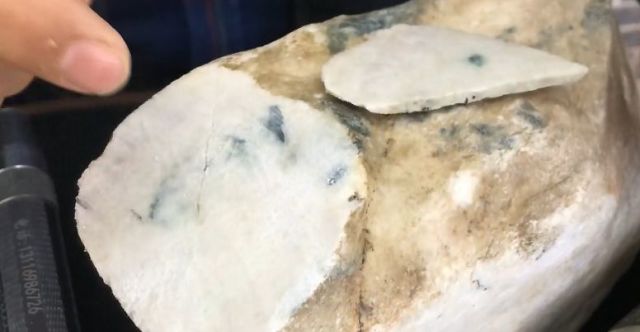 打灯透亮带紫的翡翠原石,切开后竟然只是个石