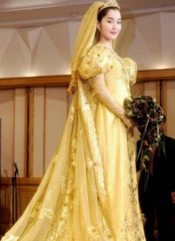 抖音黄金婚纱火了,当看到她的凤冠后,网友:家