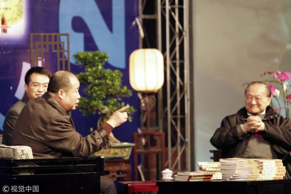 2005年12月16日，金庸与二月河深圳对话，阐述创作心得。图片 | 薛云麾（视觉中国）