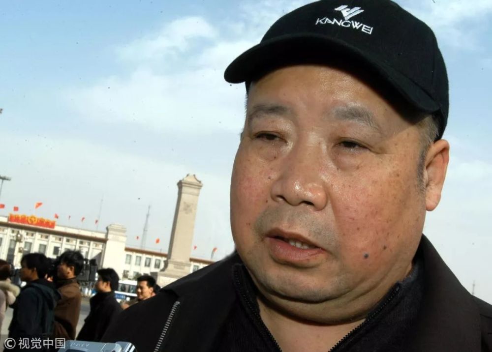 担任全国人大代表期间的凌解放“二月河”。图片 | 棋子（视觉中国）