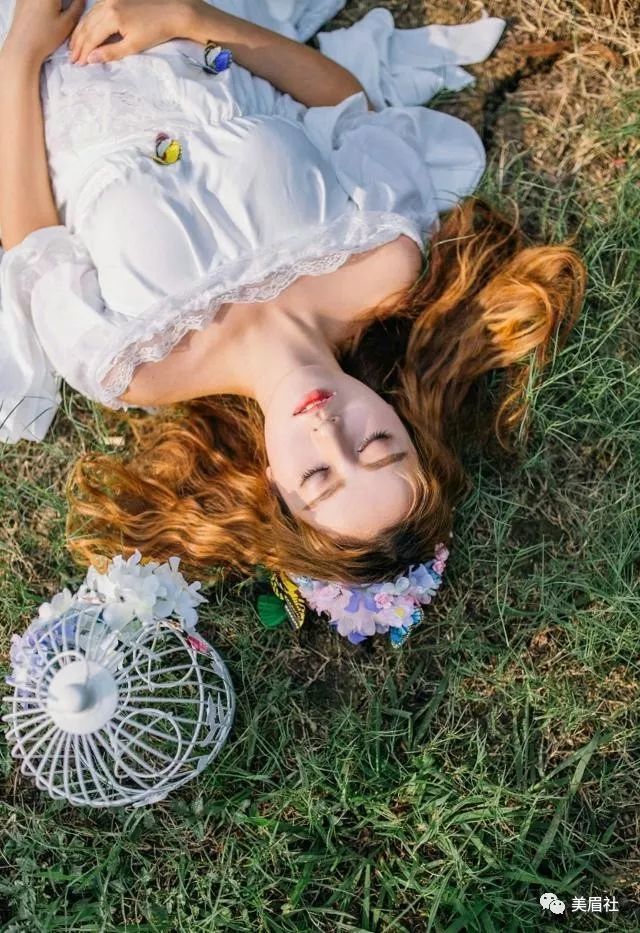 美少女大自然散发香气引蝴蝶飞舞!