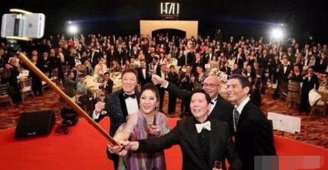 赌神龙五向华强过生日,香港全明星出席,唯独