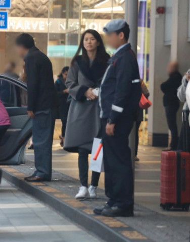 二十四孝好老公!袁咏仪素颜逛街,张智霖开车接送,男友力爆棚