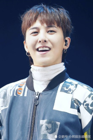 权志龙抱娃vs陈伟霆抱娃,确认过手势,都是没抱过娃的人