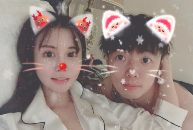 会玩!张稀哲携娇妻度假 太太将自己装进行李箱