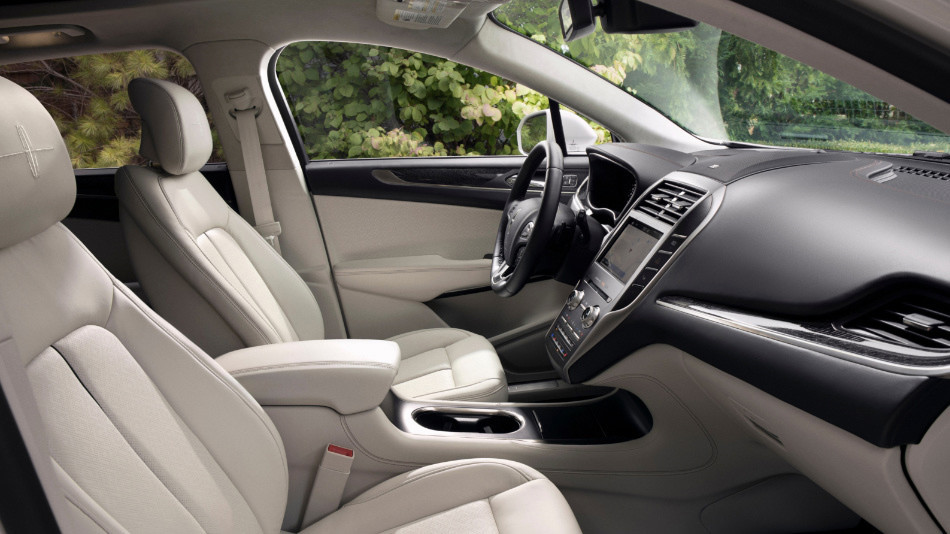 奔驰GLA\/Q2L对比新林肯MKC:选品牌还是选享