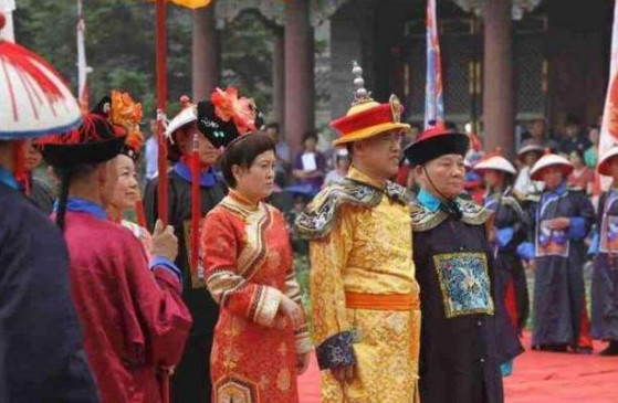 乾隆7世孙爱新觉罗·恒绍,在吉林穿龙袍领大臣