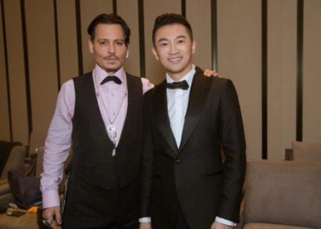 赵薇,苏有朋,城仔和德普合影,高矮不同,德普成"身高照妖镜"