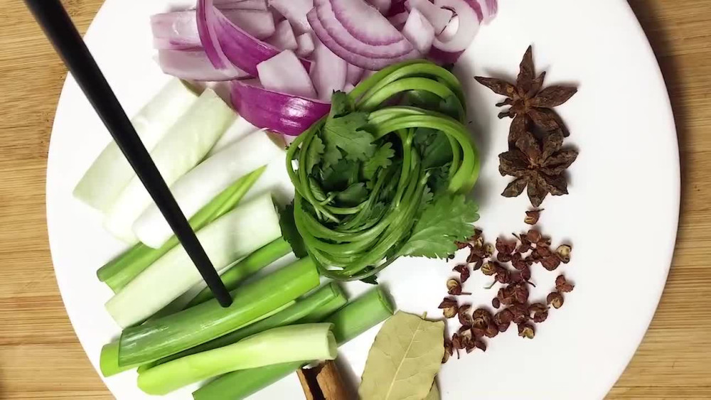 顶级厨师教你熬辣椒油,做法简单又香又辣,比外