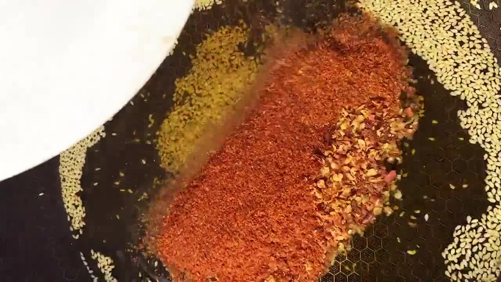 顶级厨师教你熬辣椒油,做法简单又香又辣,比外