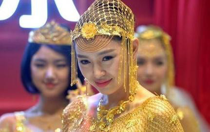 抖音黄金婚纱火了!当看到凤冠的那一刻,网友