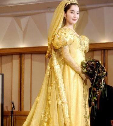 抖音黄金婚纱火了!当看到凤冠的那一刻,网友