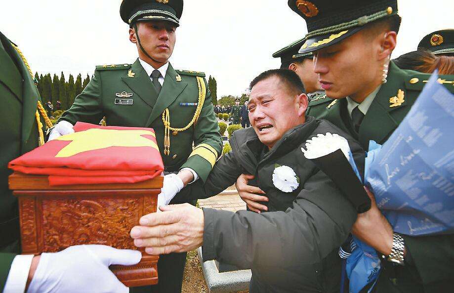 还记得获一等功的王成龙吗?曾放弃清华选择军校,为救战友而牺牲