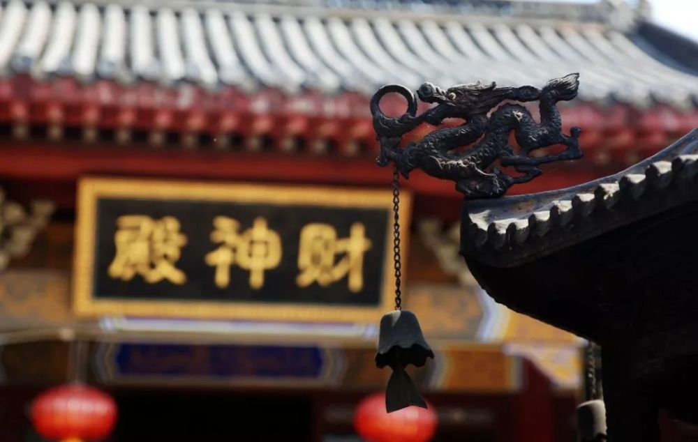 上联到底贴左边还是贴右边?不妨参照天师府楹