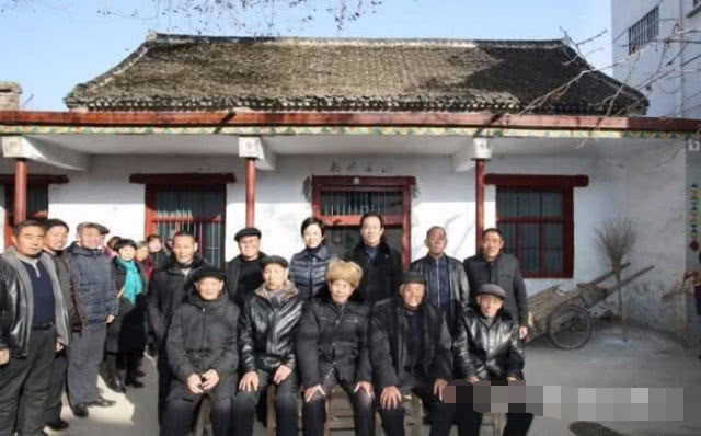 同是富豪回老家,刘强东带奶茶妹妹发钱,许家印