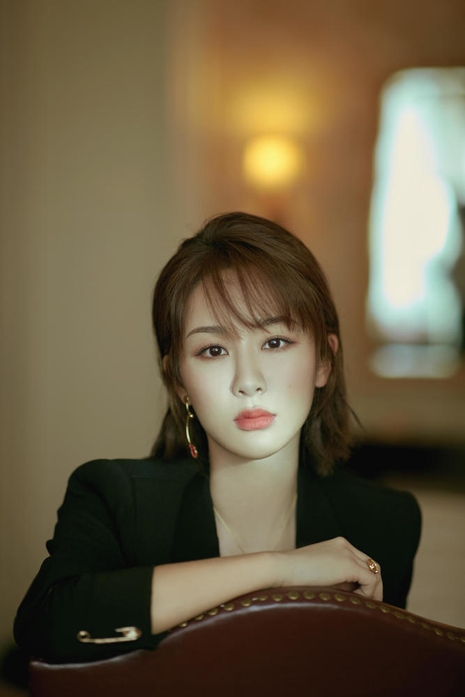 杨紫厉害了,穿运动衣也能可爱俏皮似少女,扎丸