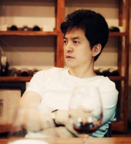 带你看看李健的家,装修很朴素,书桌上的物品暴露了他平常的爱好