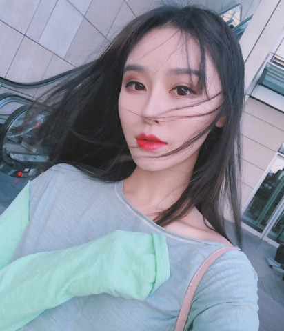 变形计:夜店女王吃饭,爸爸伸手的举动感动众人,女孩却转身走了