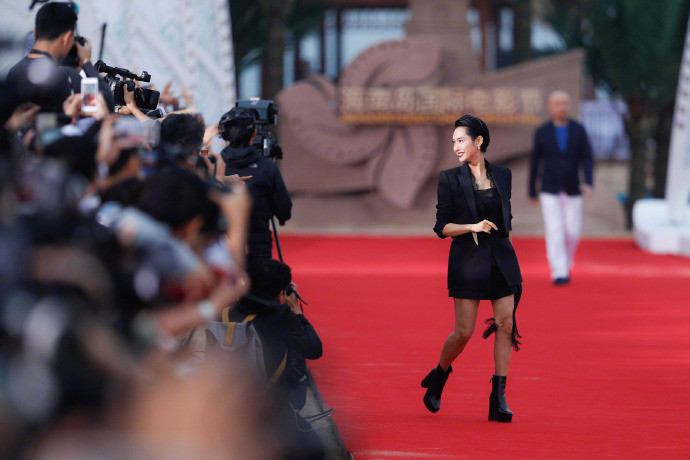 47岁朱茵还是这么美,穿黑色套装时髦又高级,气