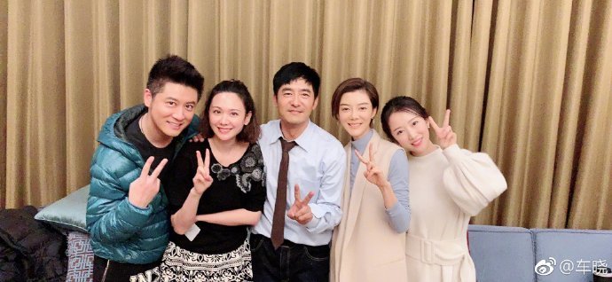 郭晓东44岁生日妻子程莉莎到剧组同庆祝,一旁