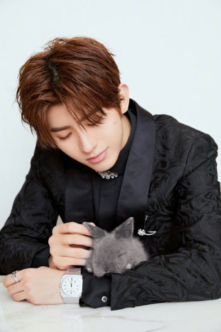 蔡徐坤帅气写真,温柔安抚小宠物,好暖心!