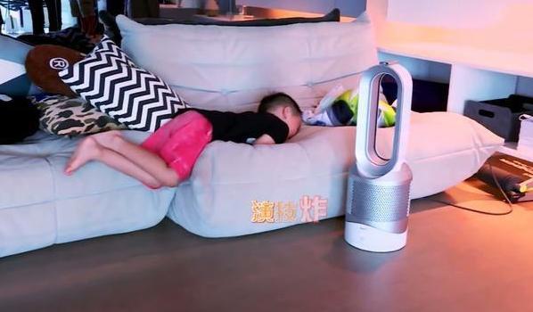 晒晒陈小春香港的豪宅:家里面积超级大,装修奢