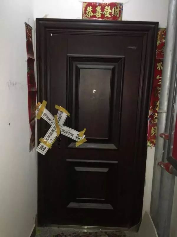 呼铁佳园c区案发现场已被警方贴上封条事发的呼铁佳园28号楼