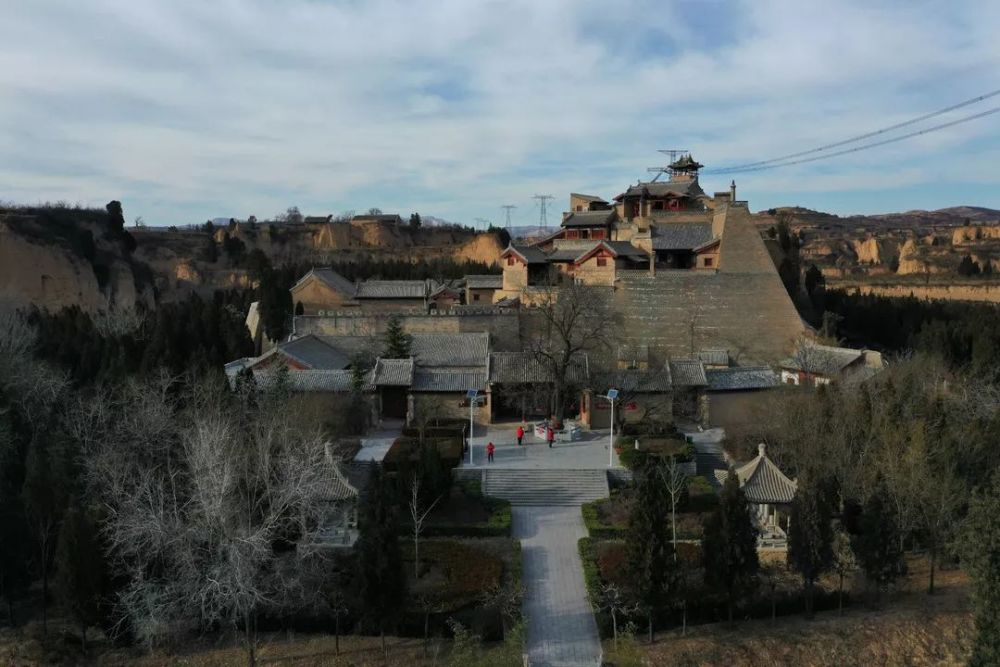 北方冬日的旅遊景點是少人問津的,夏縣城西北23公里的水頭鎮下牛村洞