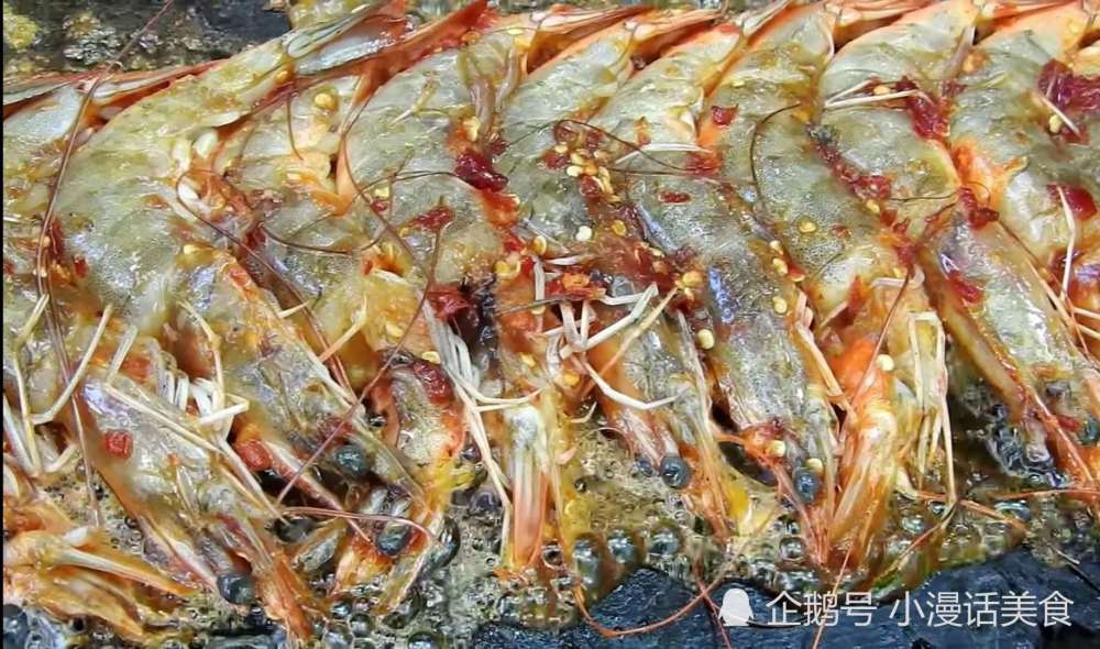 越南小姐姐下河捉虾,二话不说开始生火,网友:这道菜我爱吃!