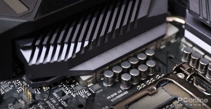 华硕rog m11e开箱:极致rog信仰的旗舰主板长这样